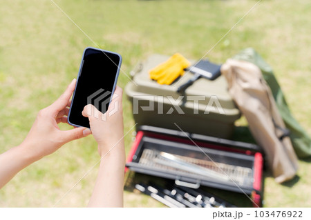 レジャー用品と携帯電話の写真 103476922