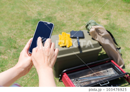 レジャー用品と携帯電話の写真 103476925