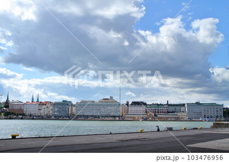 北欧フィンランドの首都ヘルシンキ　ヘルシンキ港（エテラ港）の風景 103476956