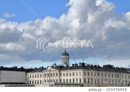 北欧フィンランドの首都ヘルシンキ　ヘルシンキ港（エテラ港）から望むヘルシンキ大聖堂のドーム 103476958