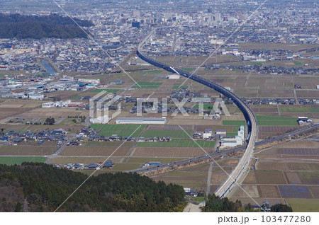 文殊山からの眺め　福井市中心部方向　建設中の北陸新幹線　2023年3月 103477280