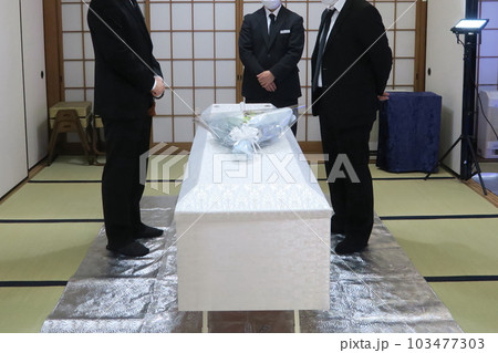 出棺の準備 103477303