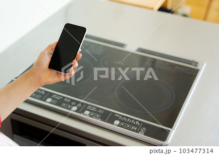 IHコンロとスマートフォンの写真 103477314