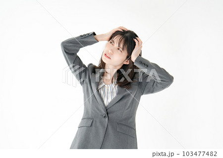 ビジネス 頭を抱える女性 ビジネス 頭を抱える女性 103477482