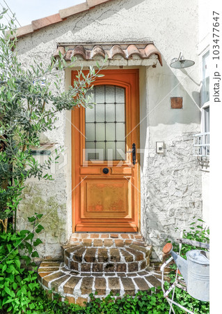 フレンチカントリーな住宅エントランス風景 103477647