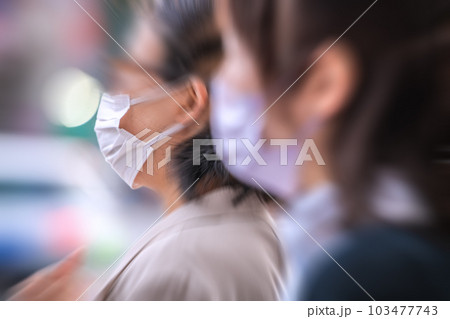 日本の東京都市景観 咳き込むマスク姿の女性。隙間からもジェット噴射するエアロゾル=6月1日、渋谷駅前 日本の東京都市景観 咳き込むマスク姿の女性。隙間からもジェット噴射するエアロゾル=6月1日、渋谷駅前 103477743