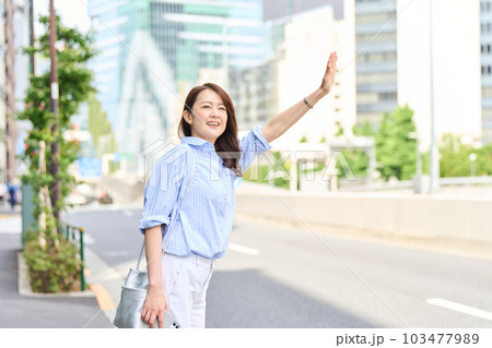 タクシーをとめる女性 タクシーをとめる女性 103477989