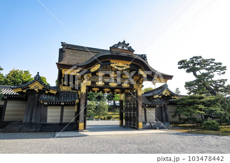 世界遺産 京都 二条城の唐門 世界遺産 京都 二条城の唐門 103478442