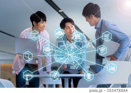 オフィスでパソコンを操作しながら会議をするエンジニア 撮影協力「LINK FOREST」 オフィスでパソコンを操作しながら会議をするエンジニア 撮影協力「LINK FOREST」 103478884