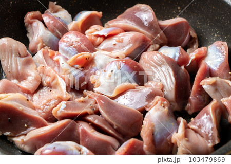 鶏砂肝をフライパンで炒める(塩こしょう炒め)。 103479869