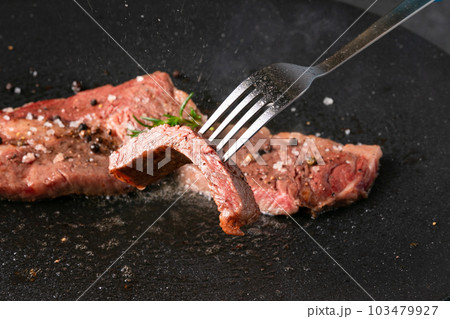 牛ロースステーキ　持ち上げ 103479927