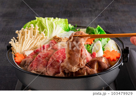 すき焼き　調理　肉持ち上げ 103479929