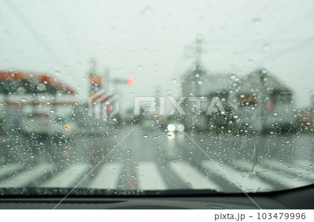 雨の日の運転 103479996
