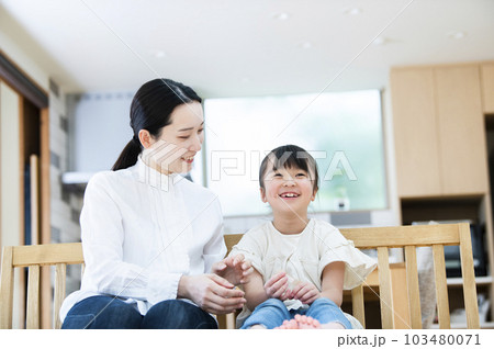 足に絆創膏を貼る女の子 103480071