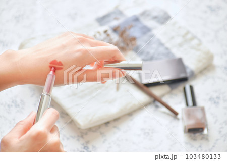 口紅で手の甲にキスマークの落書きをする女性 103480133
