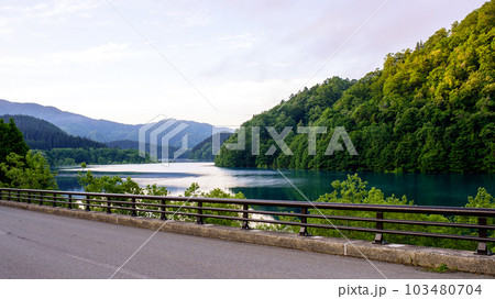 春　朝の絶景　秋扇湖の水没林　秋田県 103480704