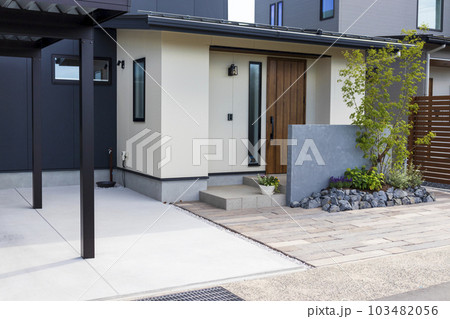 門柱のある新築住宅 玄関アプローチ 門柱のある新築住宅 玄関アプローチ 103482056