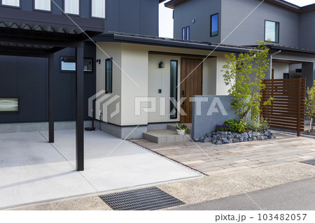 門柱のある新築住宅 玄関アプローチ 門柱のある新築住宅 玄関アプローチ 103482057