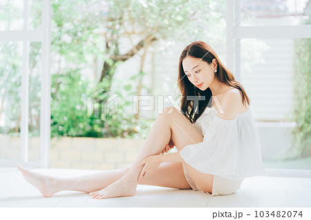 脚のスキンケアとマッサージをする若い女性 脚のスキンケアとマッサージをする若い女性 103482074