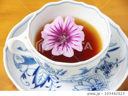 紅茶にマロウの花びら 103482823