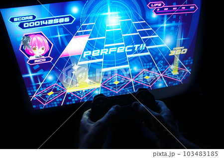 音楽ゲームをプレイする人 音楽ゲームをプレイする人 103483185