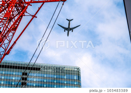 日本の東京都市景観 5類移行から3週間以上過ぎ…航空需要回復…、渋谷サクラステージ上空に…＝1日 103483389