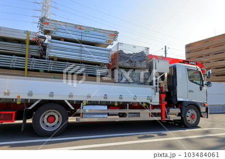 仮設材を運搬するトラック 103484061