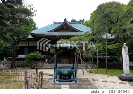お寺の常香炉 お寺の常香炉 103484646