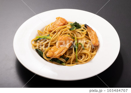 鮭ハラスのバター醤油パスタ 103484707