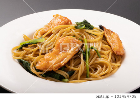 鮭ハラスのバター醤油パスタ 103484708