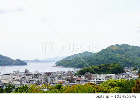 宇和島城から見た新緑の市街地 103485548