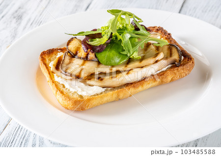 Ciabatta eryngii sandwich 103485588