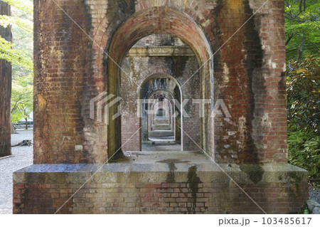 南禅寺水路閣　連なるアーチ（京都市左京区南禅寺） 103485617