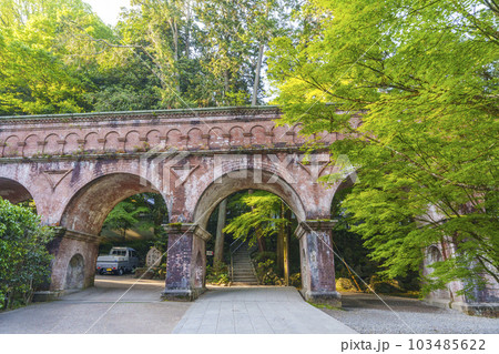 ノスタルジックな雰囲気の南禅寺水路閣 新緑の季節(京都市左京区南禅寺) ノスタルジックな雰囲気の南禅寺水路閣 新緑の季節(京都市左京区南禅寺) 103485622
