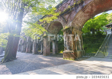 ノスタルジックな雰囲気の南禅寺水路閣　新緑の季節（京都市左京区南禅寺） 103485631