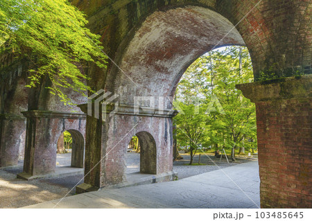 ノスタルジックな雰囲気の南禅寺水路閣　新緑の季節（京都市左京区南禅寺） 103485645