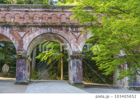 ノスタルジックな雰囲気の南禅寺水路閣 新緑の季節(京都市左京区南禅寺) ノスタルジックな雰囲気の南禅寺水路閣 新緑の季節(京都市左京区南禅寺) 103485652