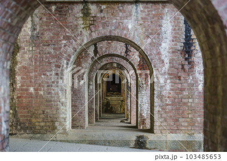 南禅寺水路閣 連なるアーチ(京都市左京区南禅寺) 南禅寺水路閣 連なるアーチ(京都市左京区南禅寺) 103485653