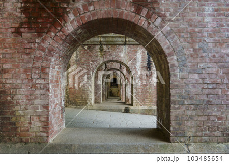 南禅寺水路閣　連なるアーチ（京都市左京区南禅寺） 103485654