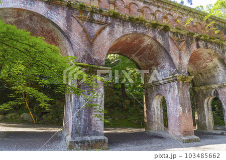 ノスタルジックな雰囲気の南禅寺水路閣　新緑の季節（京都市左京区南禅寺） 103485662