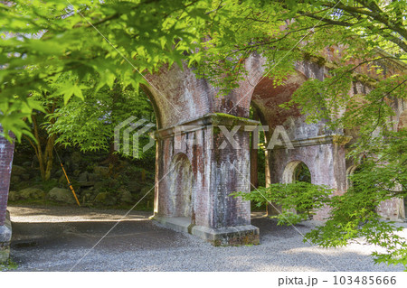 ノスタルジックな雰囲気の南禅寺水路閣 新緑の季節(京都市左京区南禅寺) ノスタルジックな雰囲気の南禅寺水路閣 新緑の季節(京都市左京区南禅寺) 103485666
