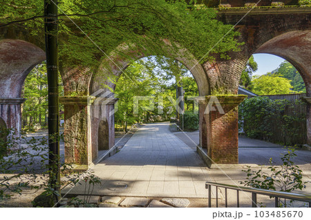 ノスタルジックな雰囲気の南禅寺水路閣　新緑の季節（京都市左京区南禅寺） 103485670