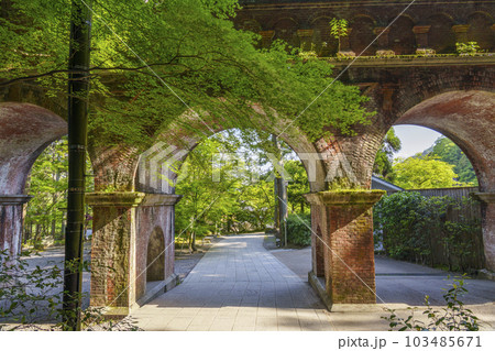 ノスタルジックな雰囲気の南禅寺水路閣　新緑の季節（京都市左京区南禅寺） 103485671