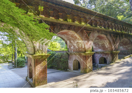 ノスタルジックな雰囲気の南禅寺水路閣 新緑の季節(京都市左京区南禅寺) ノスタルジックな雰囲気の南禅寺水路閣 新緑の季節(京都市左京区南禅寺) 103485672