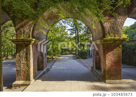 ノスタルジックな雰囲気の南禅寺水路閣 新緑の季節(京都市左京区南禅寺) ノスタルジックな雰囲気の南禅寺水路閣 新緑の季節(京都市左京区南禅寺) 103485673