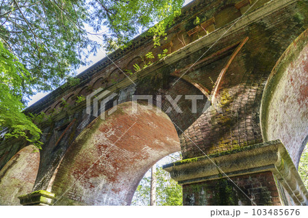 ノスタルジックな雰囲気の南禅寺水路閣　新緑の季節（京都市左京区南禅寺） 103485676