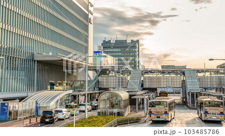 横浜の都市風景　夕刻の新横浜駅北口　駅前バスロータリー 103485786