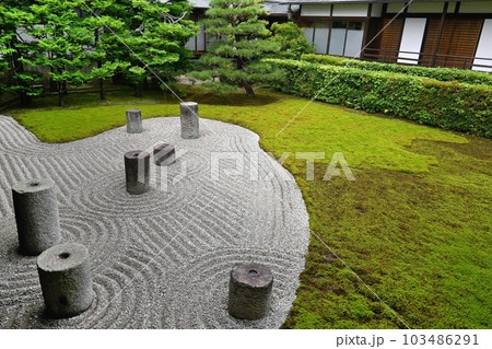 北斗七星を表す京都市東山 東福寺の東庭 103486291