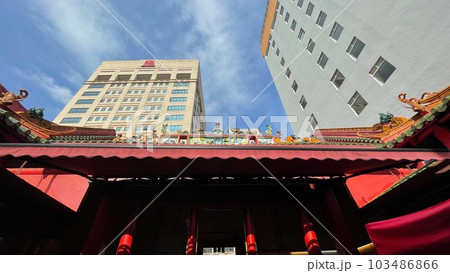 マレーシアチャイナタウン近くのお寺とビル群 マレーシアチャイナタウン近くのお寺とビル群 103486866