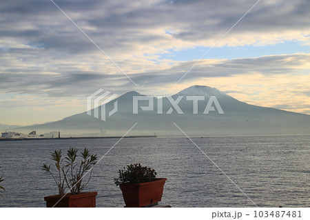 イタリア 早朝にナポリ湾から望むヴェスヴィオ山 イタリア 早朝にナポリ湾から望むヴェスヴィオ山 103487481